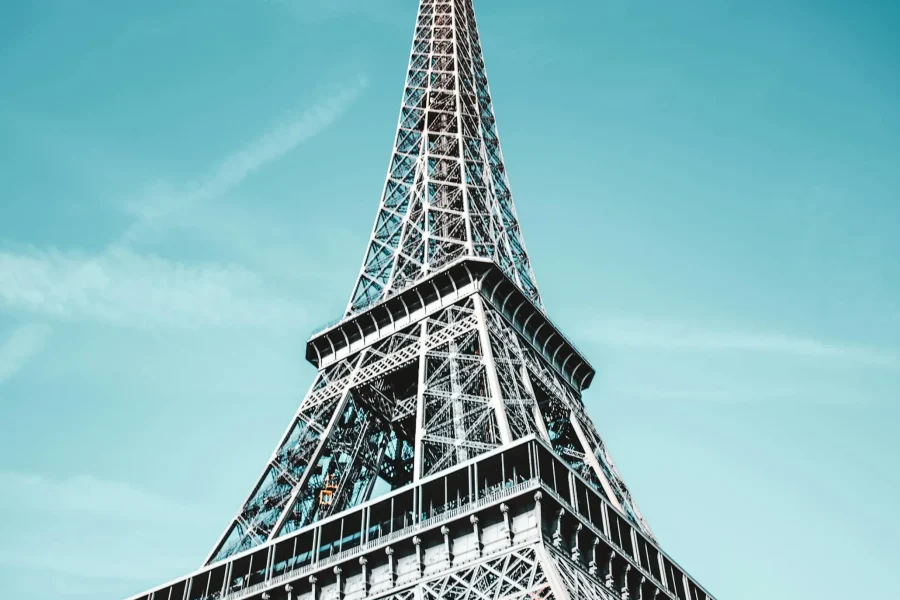 Eiffel Tower and Arc de Triomphe Visit with Host